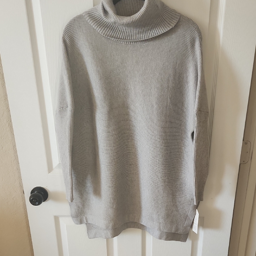 Classic Lillusory Light Gray Turtleneck Sweater, Tunic Length, Sz XS